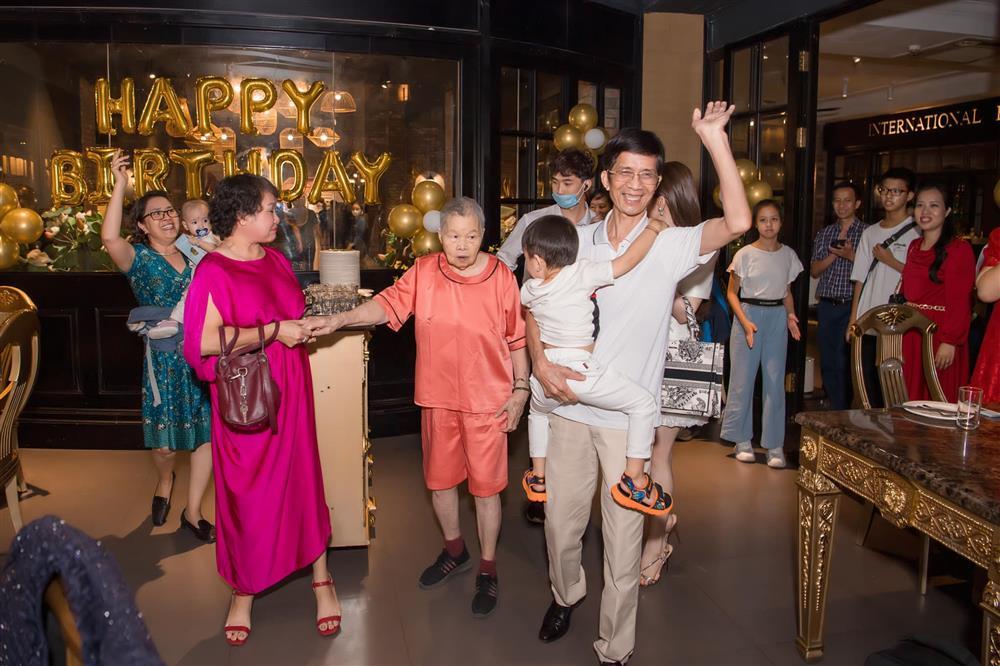 Quỳnh Nga bị soi xách túi hiệu để mẹ dùng túi sờn rách-2