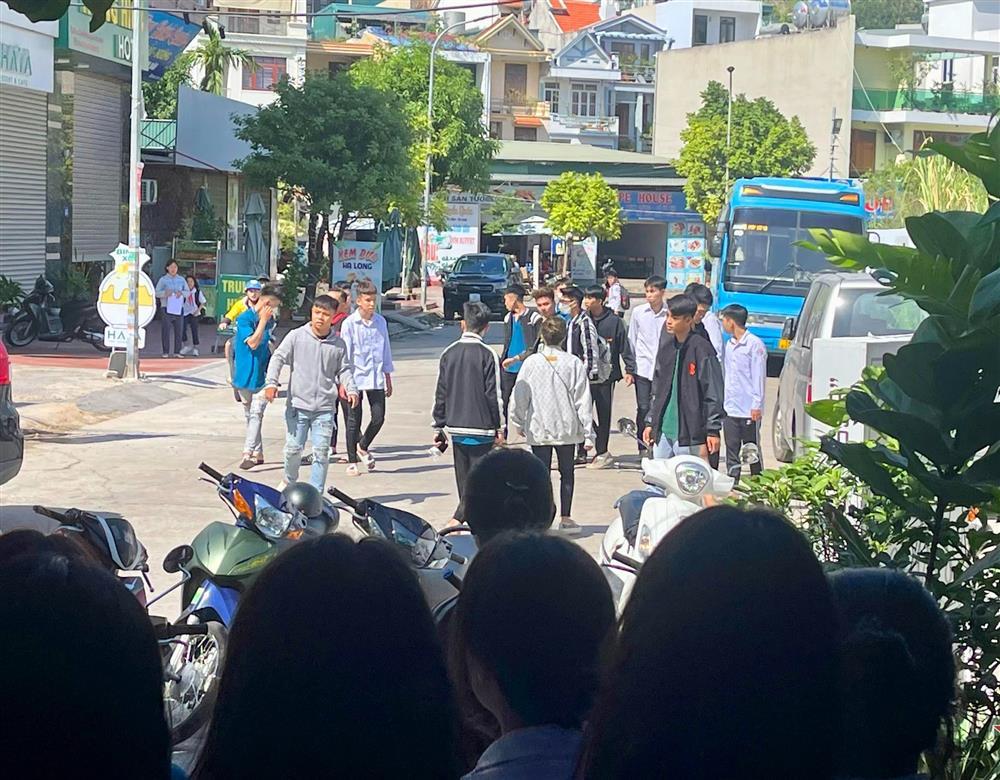 Nhóm nam sinh cầm ghế sắt, mũ bảo hiểm phang nhau vỡ đầu-1