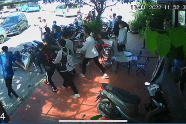 Nhóm nam sinh cầm ghế sắt, mũ bảo hiểm 'phang' nhau vỡ đầu