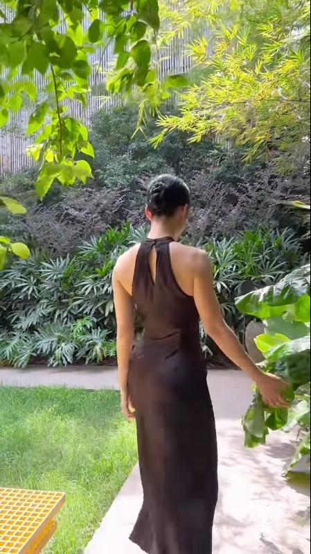 Hết hồn Angela Phương Trinh với vòng 3 biến dạng-3