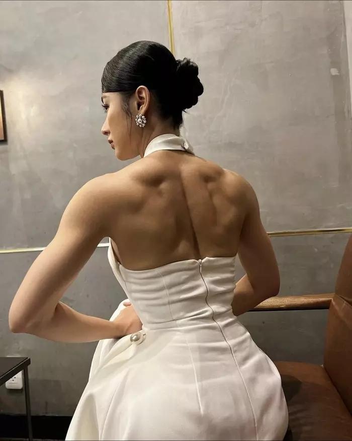 Hết hồn Angela Phương Trinh với vòng 3 biến dạng-7