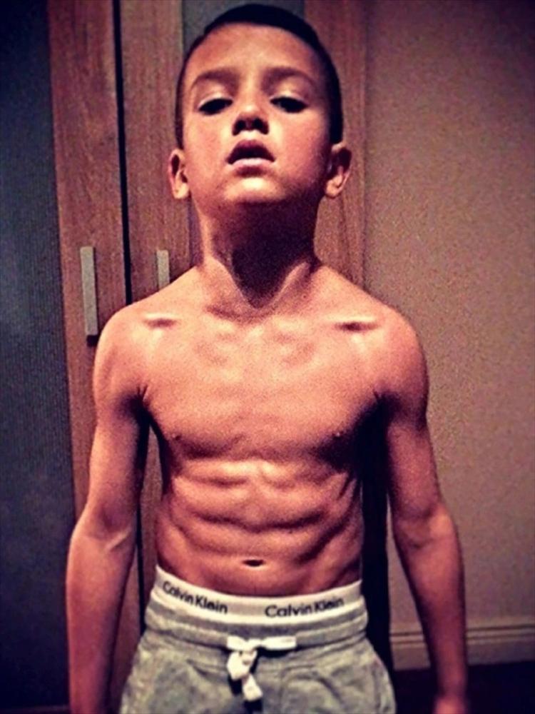 Cuộc sống hiện tại của cậu bé khỏe nhất thế giới-2