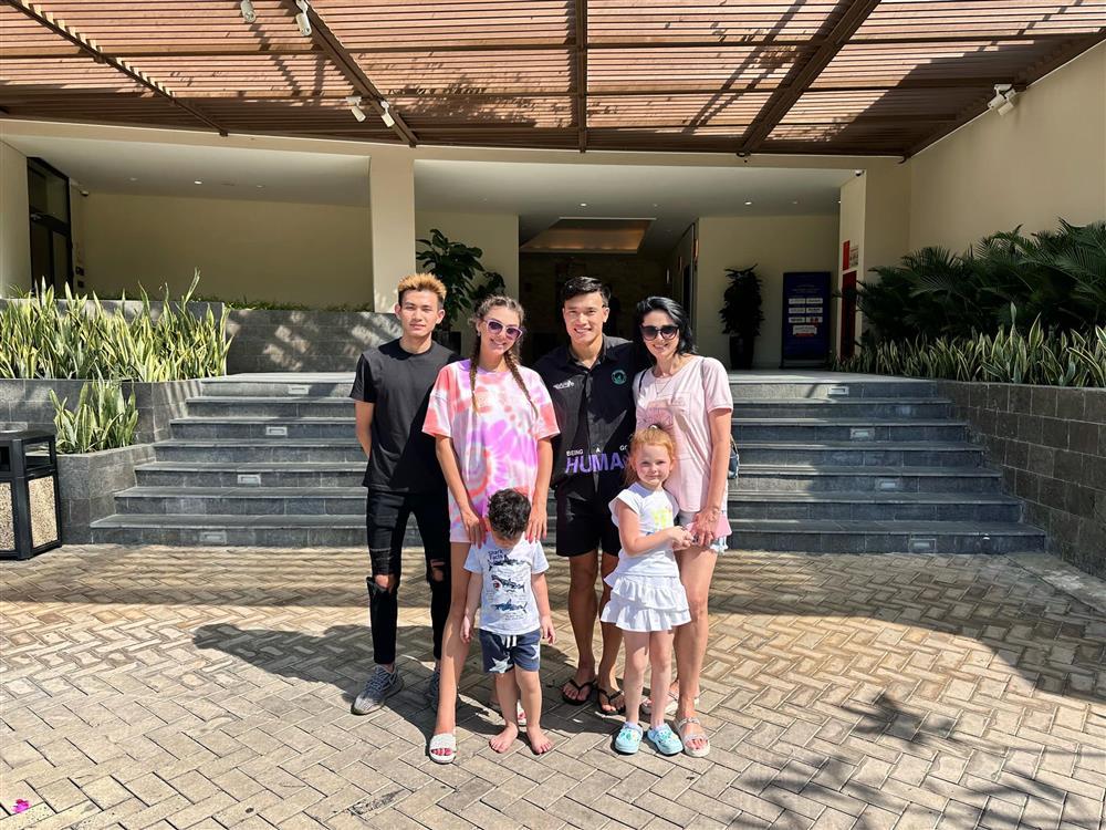 Lộ rõ cách đối xử gia đình Bùi Tiến Dũng với nàng dâu ngoại quốc-5