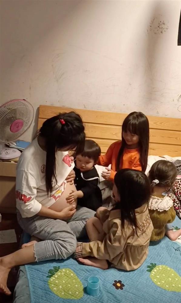 Chồng gây bức xúc khi đòi ly hôn vợ mới 25 tuổi đã sinh 4 con gái-2