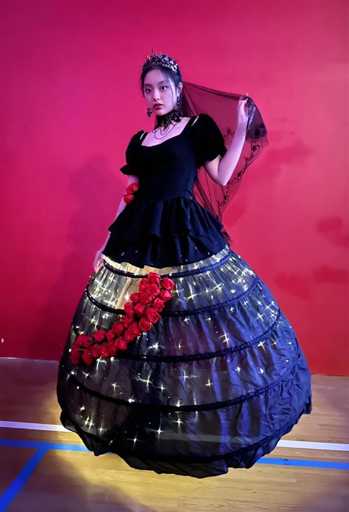 Thúy Hạnh hì hục 5 tiếng làm váy cho con, thành quả bất ngờ-1