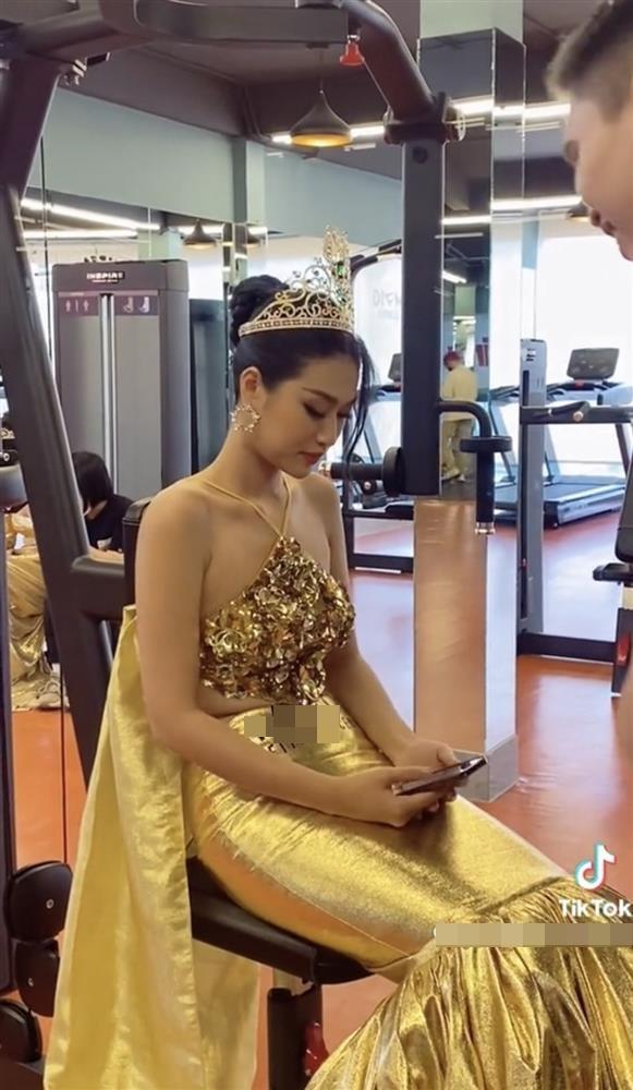 Thiên Ân tự show bụng mỡ trước ống kính-5