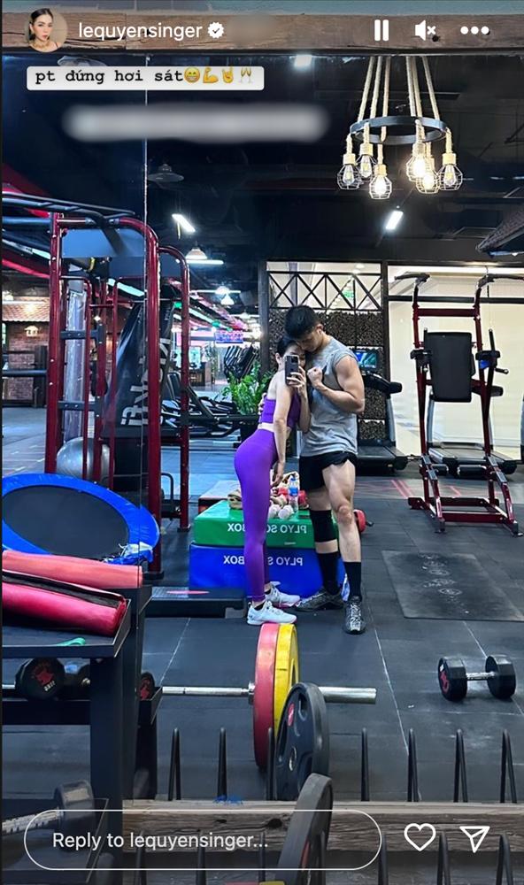 Lệ Quyên được tình trẻ ôm chặt giữa phòng gym-3