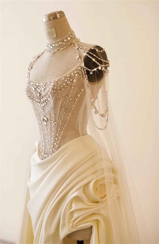 Bóc giá 2 váy cưới của Lê Âu Ngân Anh trong đám cưới ở TP. HCM-3
