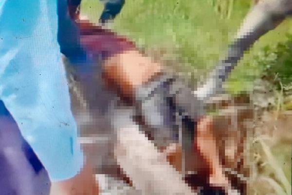 Phát hiện thi thể thanh niên dưới hố ga, có súng giắt ở lưng quần-1