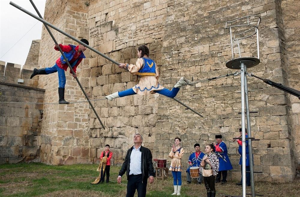 Ngôi làng độc nhất thế giới, nơi mọi người dân đều đi trên dây-1