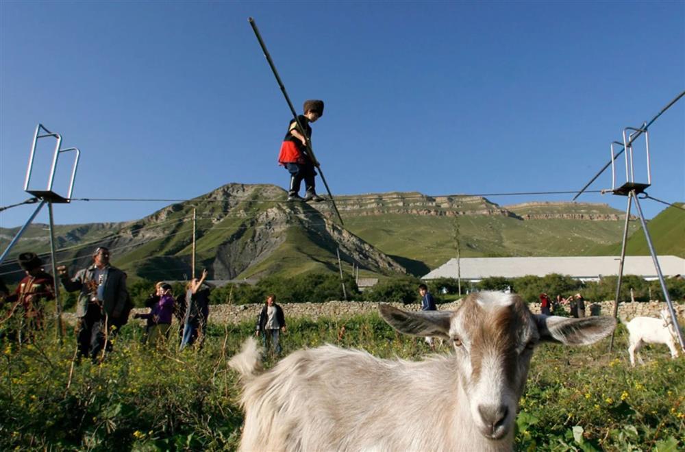 Ngôi làng độc nhất thế giới, nơi mọi người dân đều đi trên dây-3