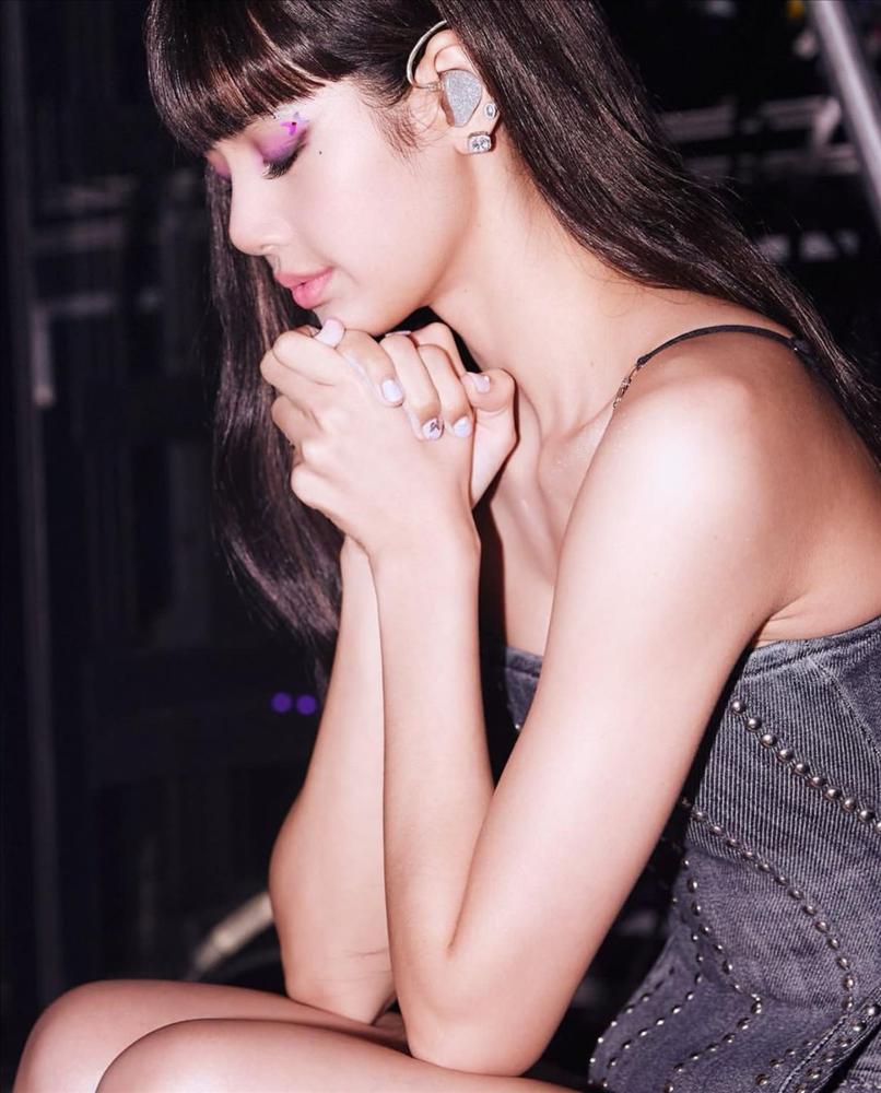 Thủ tục tâm linh Lisa luôn làm trước mỗi buổi concert của BLACKPINK-1