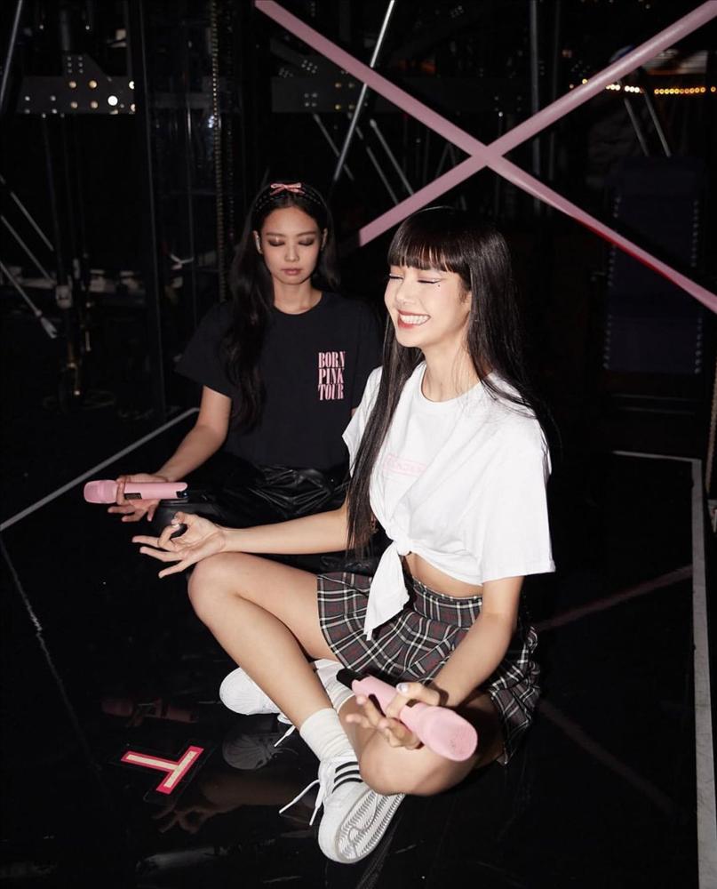 Thủ tục tâm linh Lisa luôn làm trước mỗi buổi concert của BLACKPINK-2