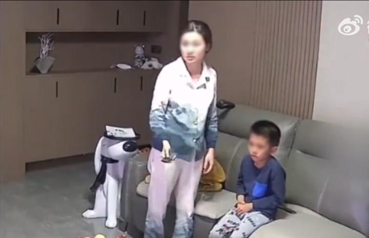 Con trai mê xem TV không chịu học, mẹ phạt 1 lần mà con nhớ cả đời-1