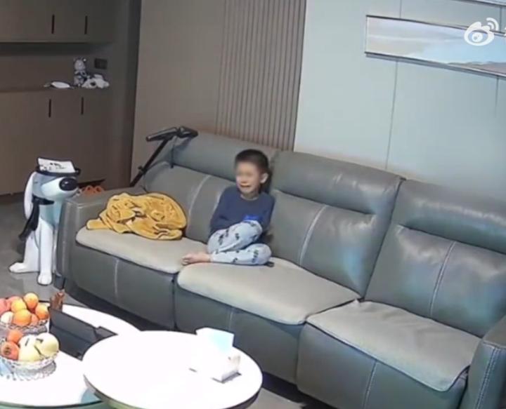 Con trai mê xem TV không chịu học, mẹ phạt 1 lần mà con nhớ cả đời-3