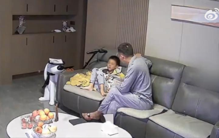 Con trai mê xem TV không chịu học, mẹ phạt 1 lần mà con nhớ cả đời-4