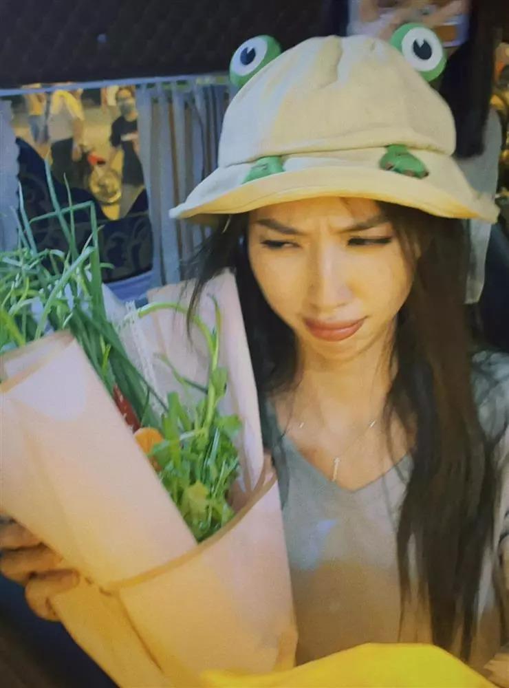 Hoa hậu Thùy Tiên ná thở khi fangirl in áo vợ Thúc Tiến-3