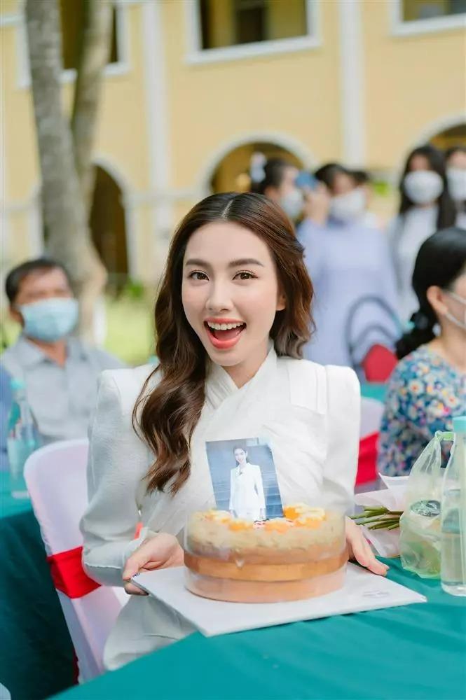 Hoa hậu Thùy Tiên ná thở khi fangirl in áo vợ Thúc Tiến-5