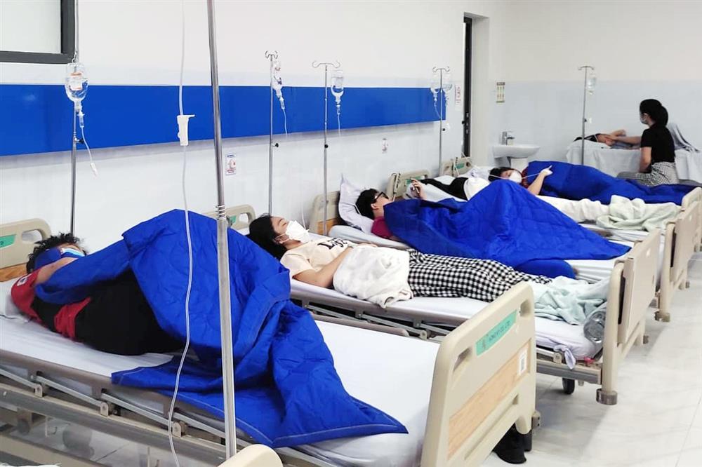 Hàng loạt học sinh ở Nha Trang phải cấp cứu, nghi ngộ độc thực phẩm-2
