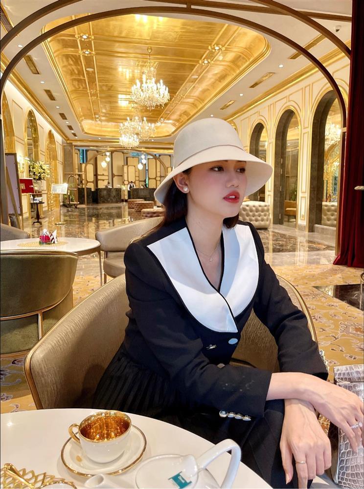 Tin showbiz Việt ngày 18/11: Chồng chăm Lê Phương tận răng ở viện-9