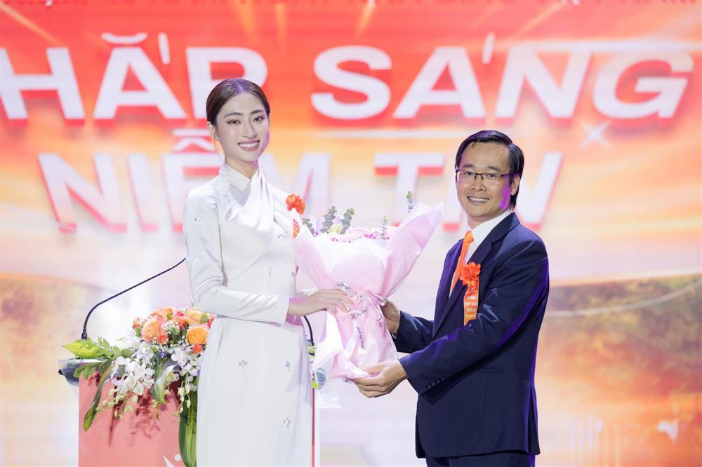 Lương Thùy Linh trải lòng khi thành giảng viên đại học ở tuổi 22-3