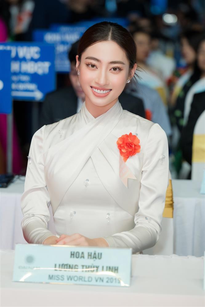 Lương Thùy Linh trải lòng khi thành giảng viên đại học ở tuổi 22-4