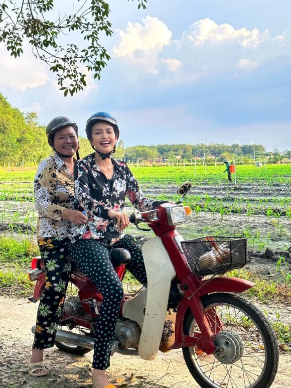 Ngọc Châu xuề xòa bên mẹ đẻ trước khi dốc sức cho Miss Universe-2