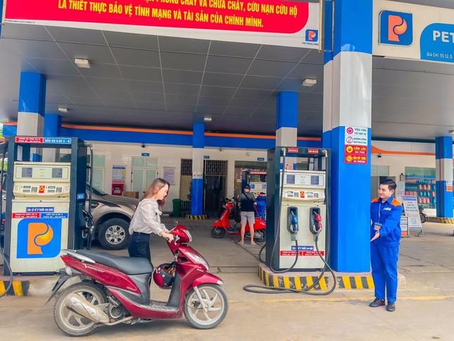 Loạt ảnh trai đẹp đổ xăng khiến dân mạng đứng ngồi không yên-2