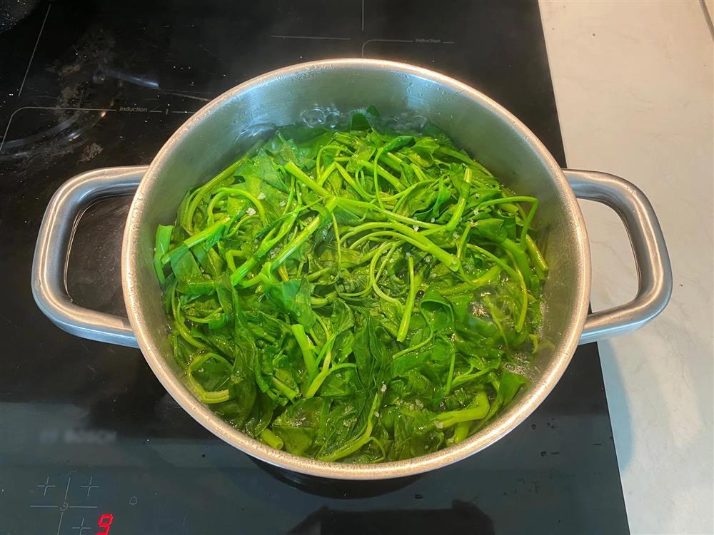 Luộc rau đừng cho muối, làm 1 bước đảm bảo rau ngon lại xanh-3