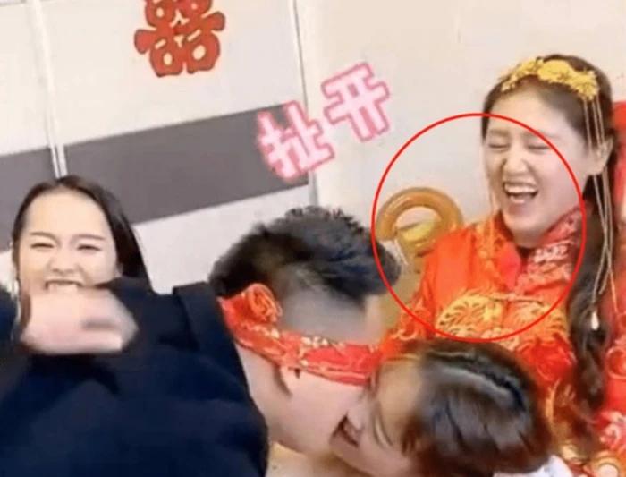 Chồng hôn nhầm phù dâu, vợ không tức mà còn có thái độ bất ngờ-2