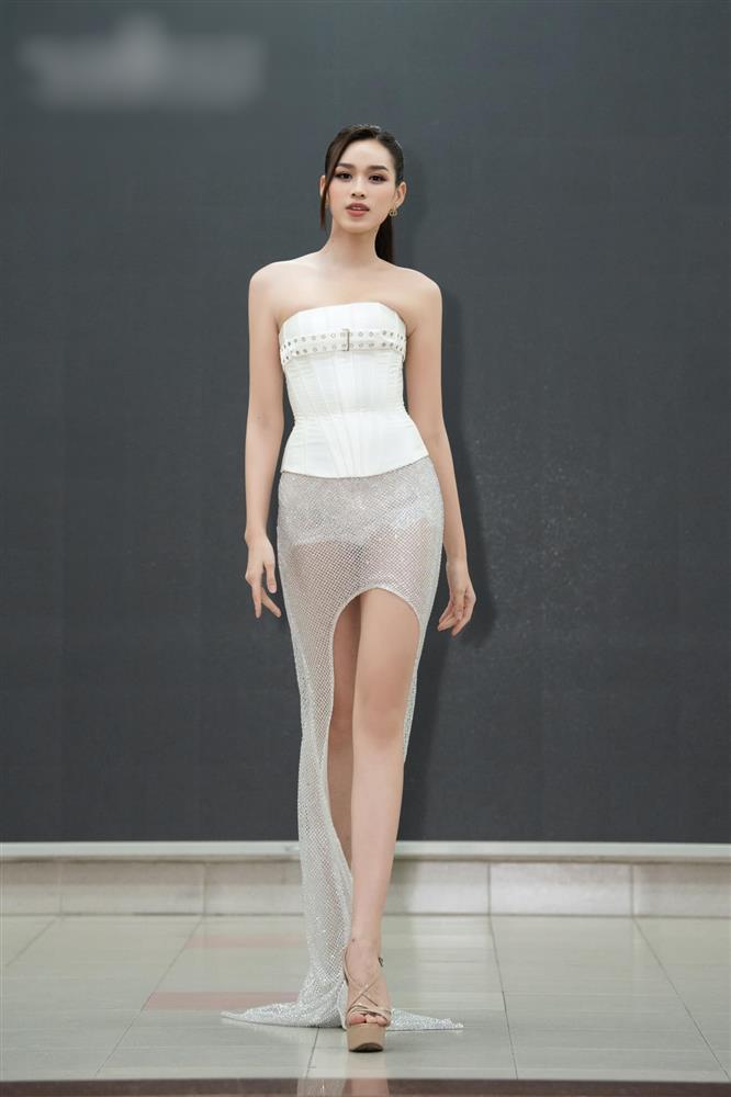 Thùy Tiên và Đỗ Thị Hà mặc cùng kiểu trang phục: Ai hơn ai?-5