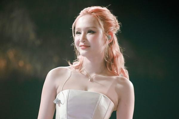 Ca sĩ Hiền Hồ bị hủy show vì sinh viên phản ứng-2