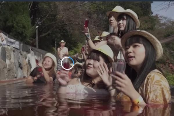 Lễ hội kỳ lạ: Nhồi thuốc súng vào trái cây đốt lửa ném nhau-2