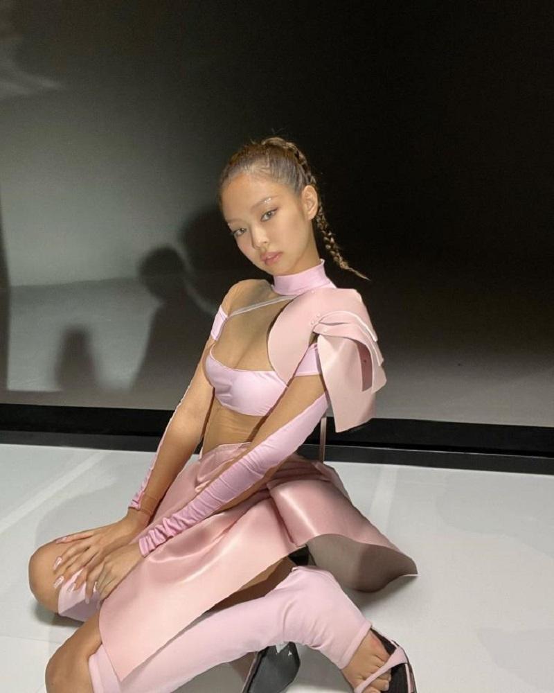 Sao Âu - Á lăng xê mốt tất ống chân độc lạ-5