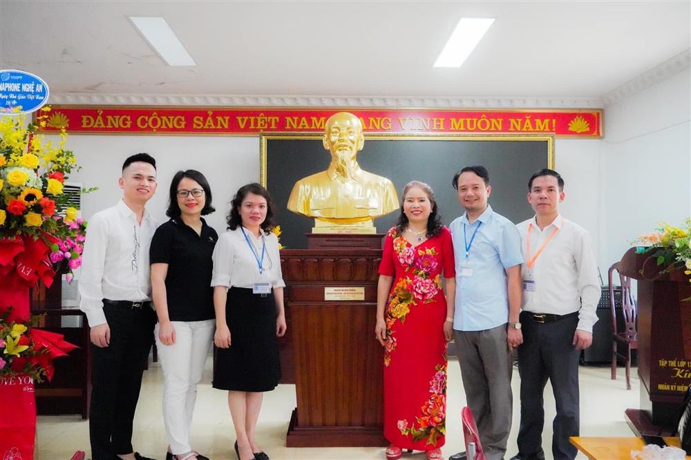 Lác mắt 2 cựu học sinh lái siêu xe về thăm trường cũ ngày 20/11-4