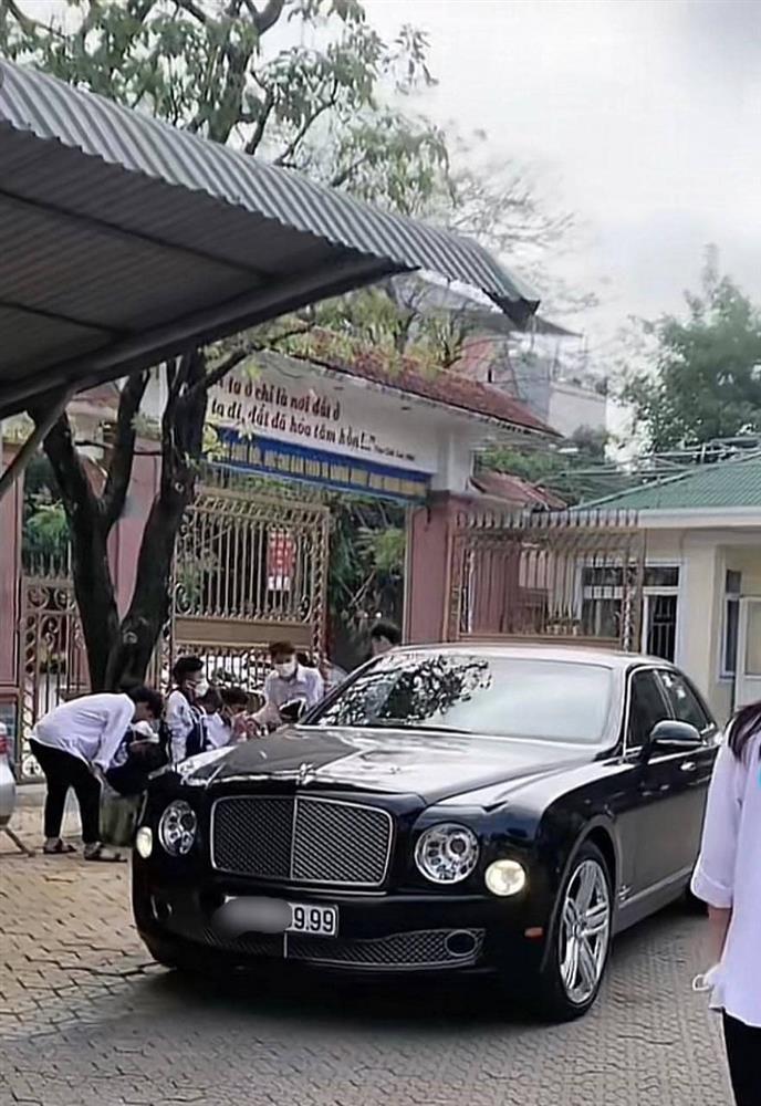 Lác mắt 2 cựu học sinh lái siêu xe về thăm trường cũ ngày 20/11-2