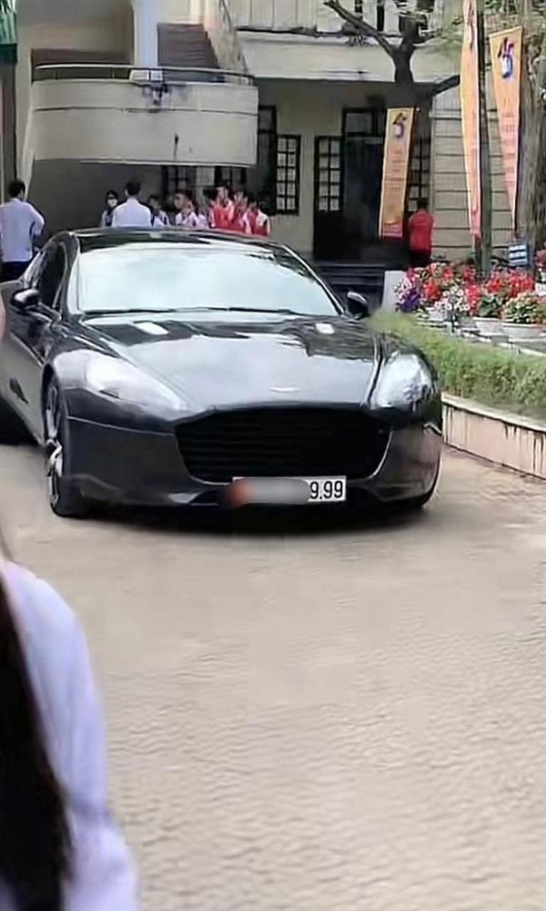 Lác mắt 2 cựu học sinh lái siêu xe về thăm trường cũ ngày 20/11-3