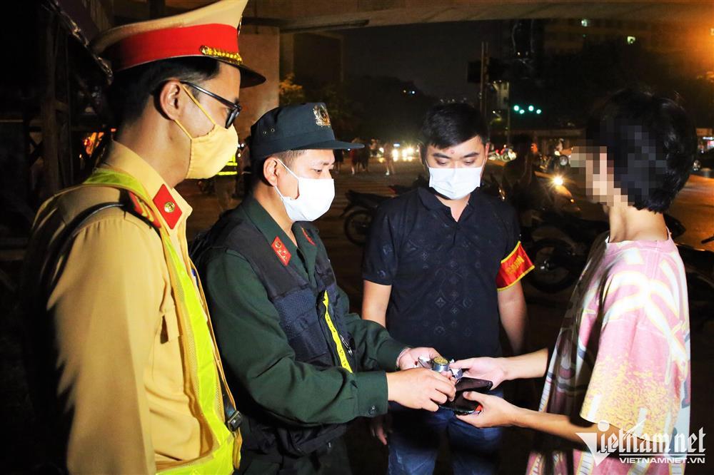 Chạm mặt Công an 141 Hà Nội, thanh niên hô biến chiếc hộp kim loại lạ-1