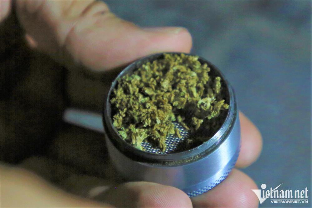 Chạm mặt Công an 141 Hà Nội, thanh niên hô biến chiếc hộp kim loại lạ-2