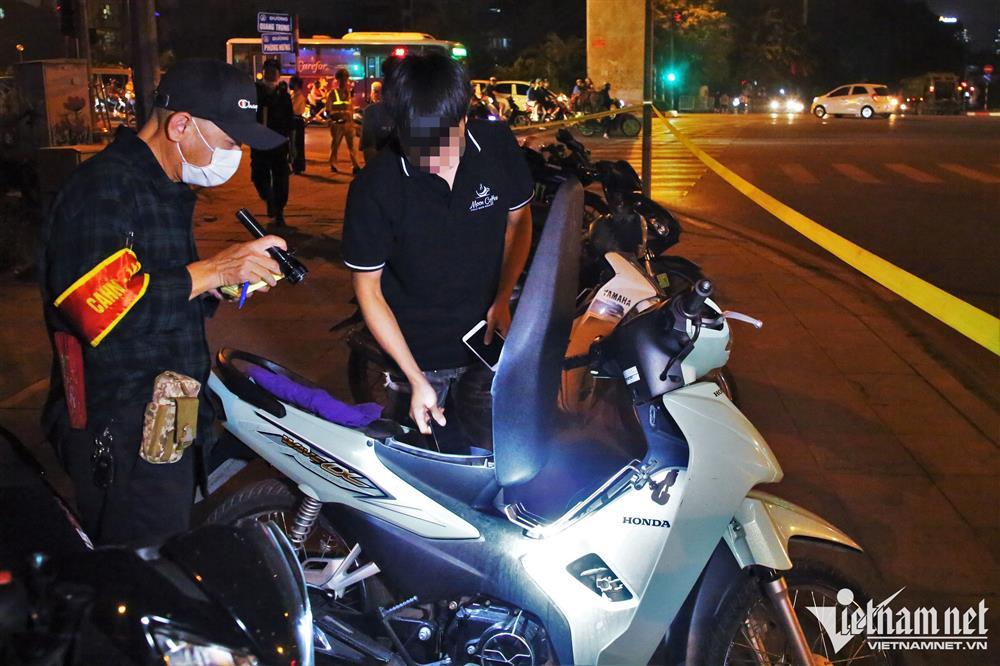 Chạm mặt Công an 141 Hà Nội, thanh niên hô biến chiếc hộp kim loại lạ-3