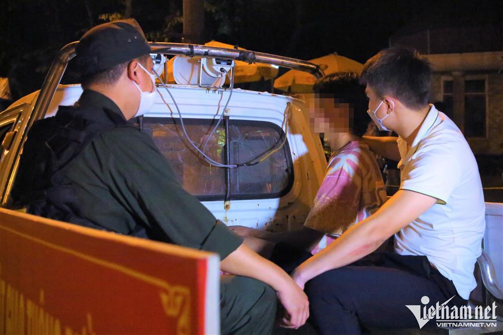 Chạm mặt Công an 141 Hà Nội, thanh niên hô biến chiếc hộp kim loại lạ-4