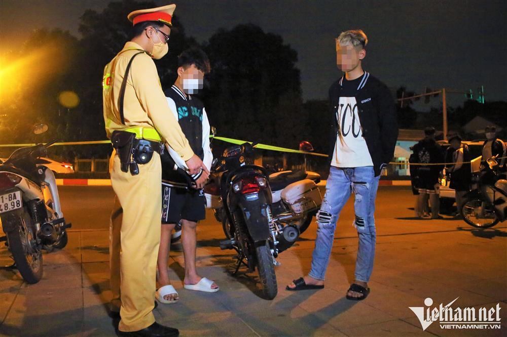 Chạm mặt Công an 141 Hà Nội, thanh niên hô biến chiếc hộp kim loại lạ-5