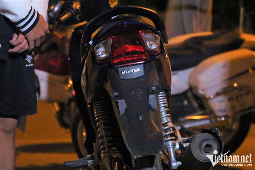 Chạm mặt Công an 141 Hà Nội, thanh niên hô biến chiếc hộp kim loại lạ-6