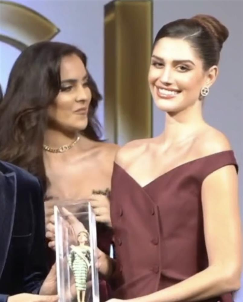 Miss Grand và Miss Universe cùng nhận búp bê Thái: 1 trời 1 vực-1