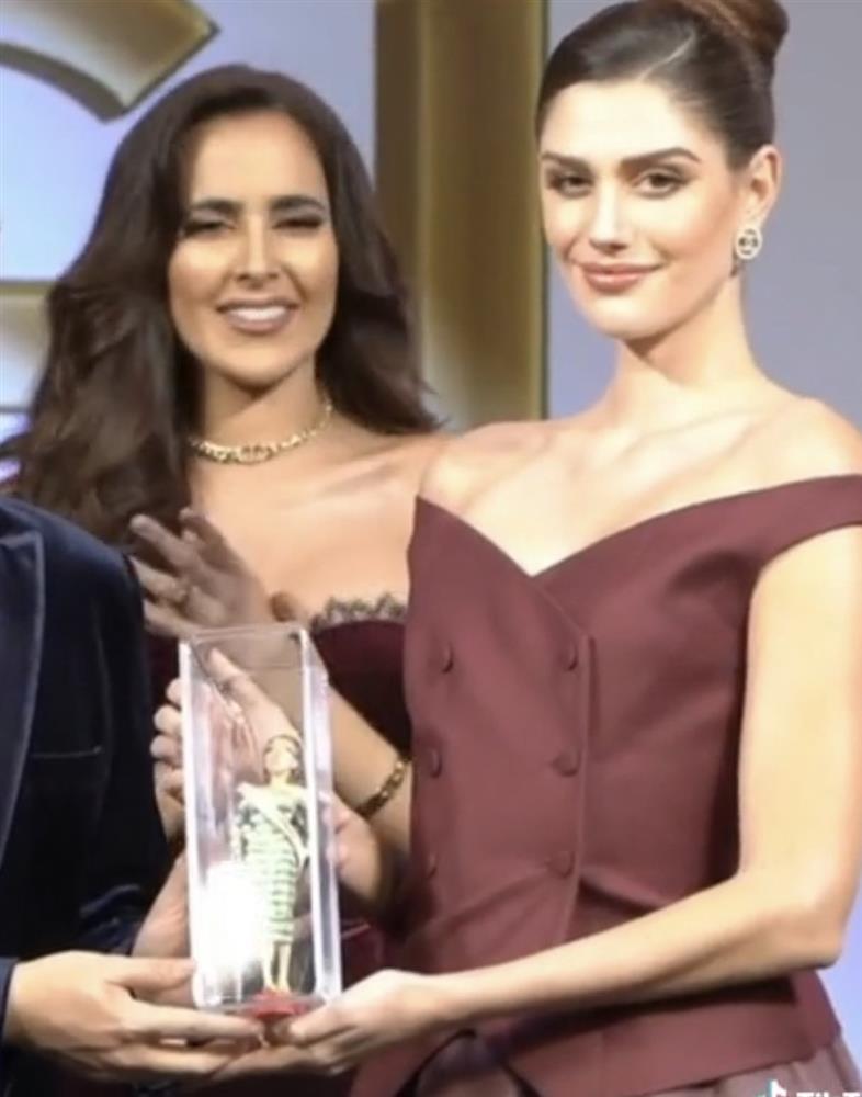 Miss Grand và Miss Universe cùng nhận búp bê Thái: 1 trời 1 vực-2