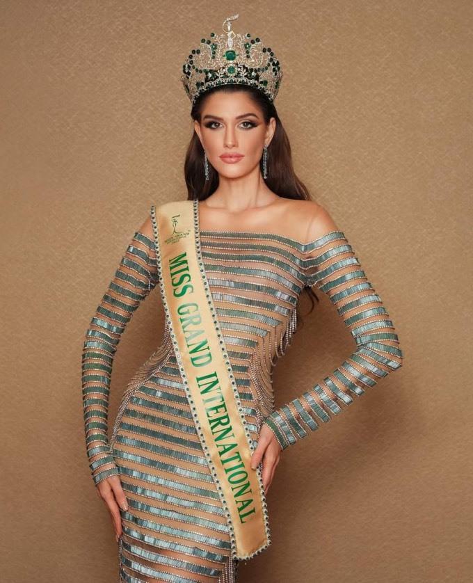 Miss Grand và Miss Universe cùng nhận búp bê Thái: 1 trời 1 vực-4