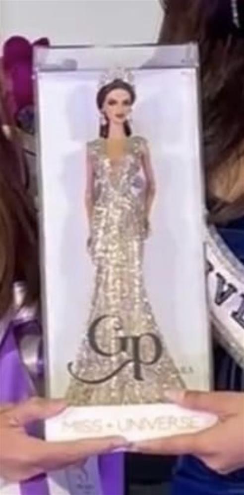 Miss Grand và Miss Universe cùng nhận búp bê Thái: 1 trời 1 vực-6
