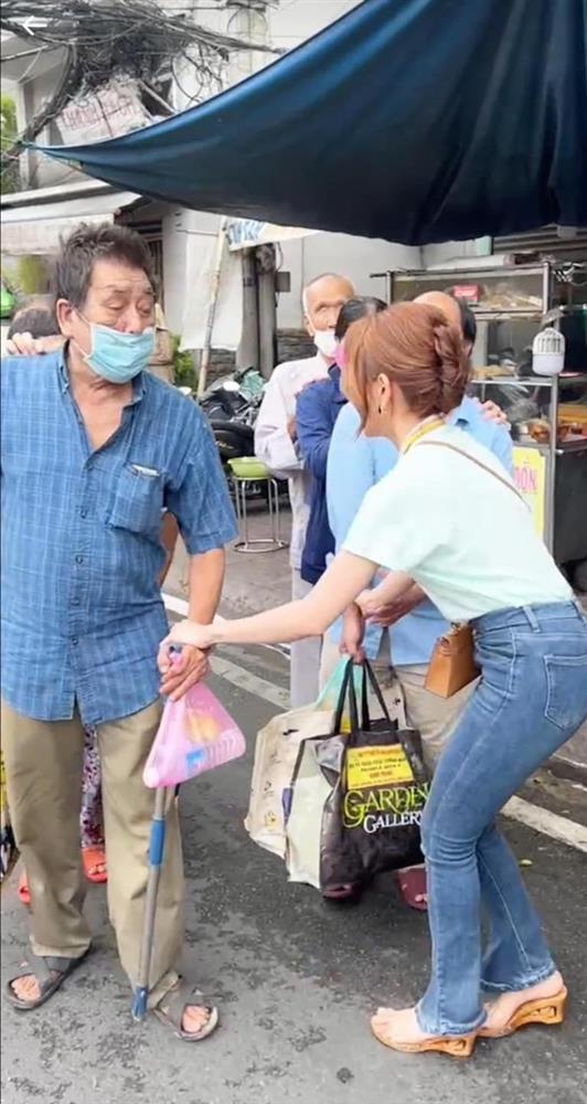 Trang Nemo mặc màu mè, xách túi hiệu đi từ thiện gây tranh cãi-2