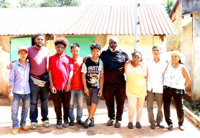 Phút đoàn viên của Việt kiều Mỹ và em trai sau 47 năm thất lạc-3