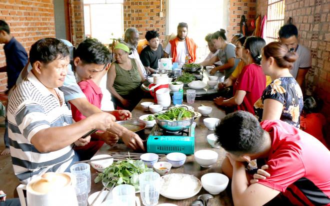 Phút đoàn viên của Việt kiều Mỹ và em trai sau 47 năm thất lạc-4